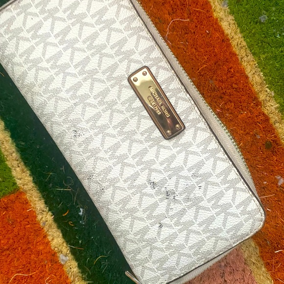 Milky Gold Michael Kors Wallet - Picture 3 of 5